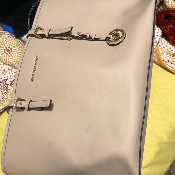 These is a big jet set for someone who travels, this would be a perfect. - Picture 5 of 8